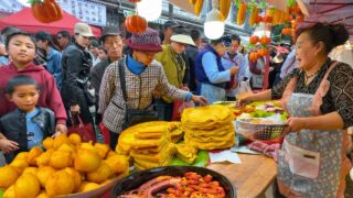 China’s Street Food Paradise in Dali, Yunnan – Endless Eats, Nonstop Crowds and Local Snacks Galore
