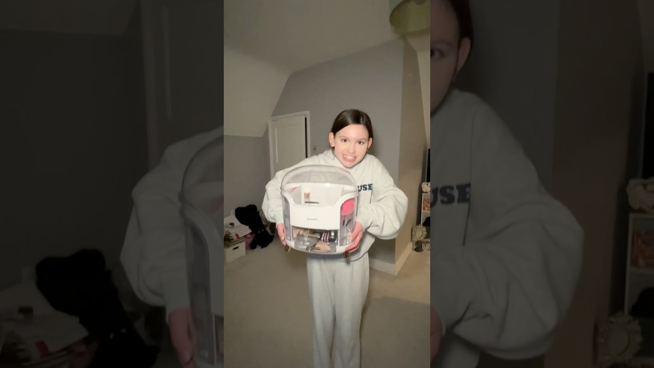 My daughter‘s Christmas haul #jonathanjoly #shorts #haul 