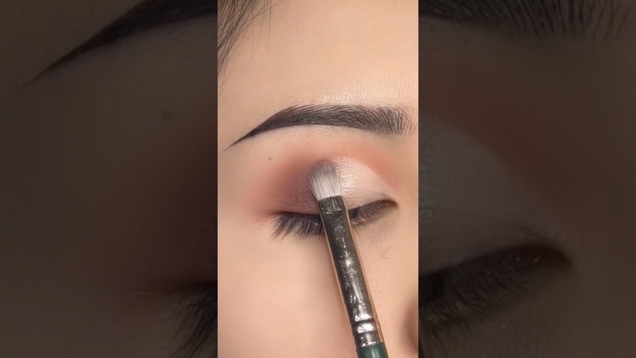 Cut crease makeup #eyemakeup #cutcreasemakeup #cutcreaseeyelook #cutcreasetutorial #shortvideo